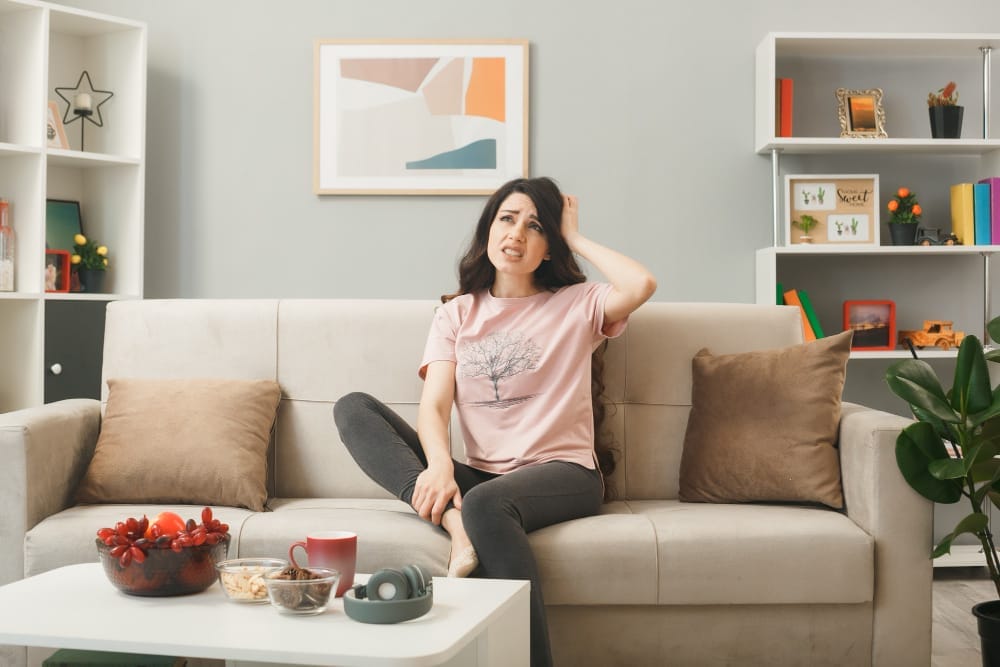 woman in couch smell foul